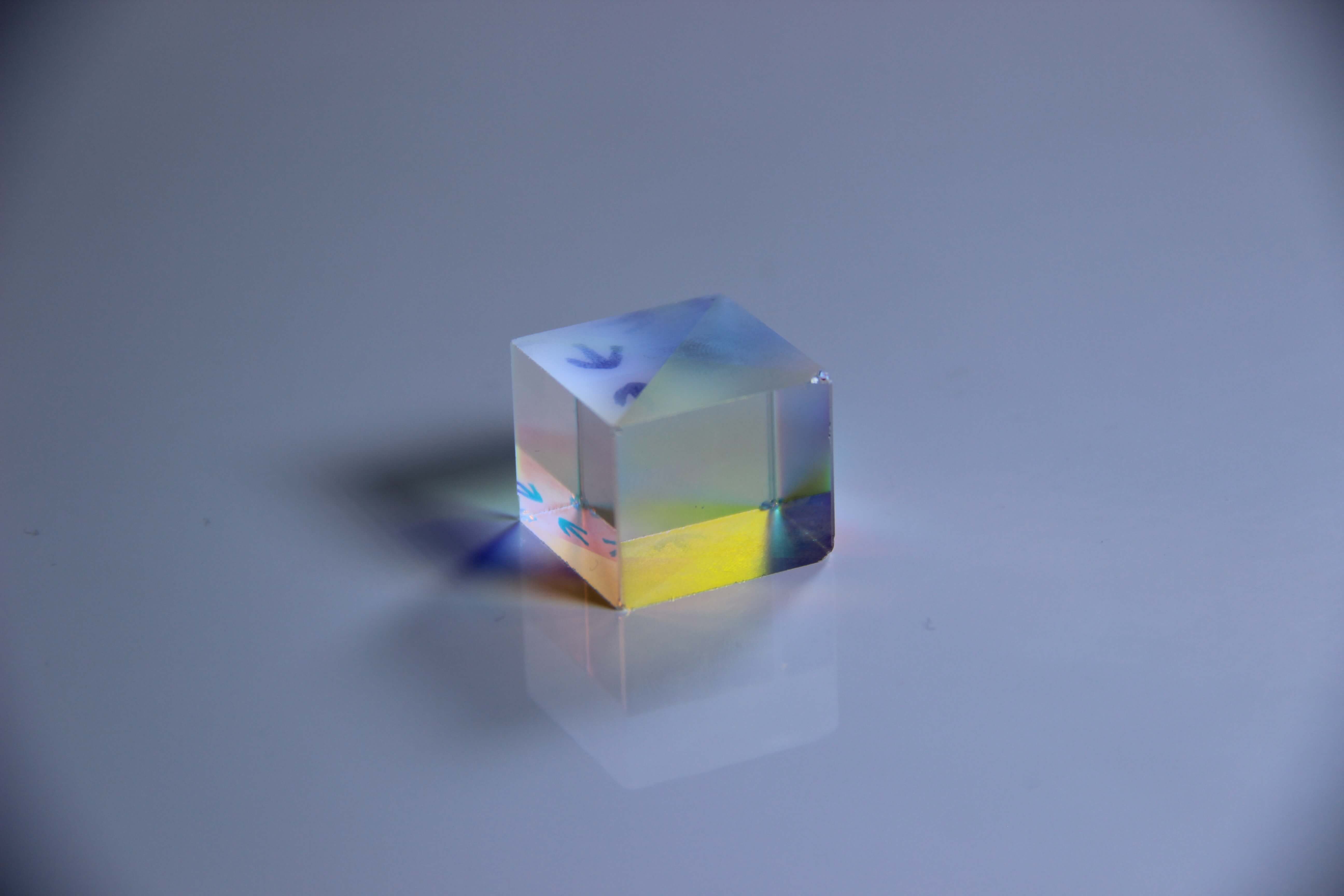 Glue the polarizing prism